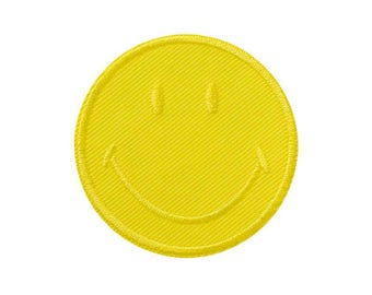 Op de afbeelding: Een cirkelvormige gele geborduurde patch met een klassiek smiley-gezicht. De patch heeft een gestikte rand en een zichtbare diagonale draadstructuur over het hele oppervlak, met twee eenvoudige ovale ogen en een brede, gebogen mond.