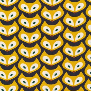 Peut inclure: Un motif sans couture représentant des visages de renards jaunes avec des yeux et des nez noirs sur un fond bleu foncé.