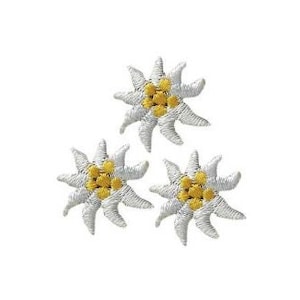 Könnte beinhalten: Drei weiße gestickte Edelweißblüten mit gelben Zentren. Die Blüten haben einen Durchmesser von etwa 2,5 cm.
