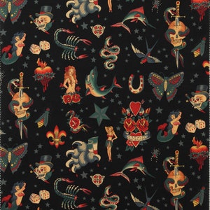 Könnte beinhalten: Ein schwarzer Hintergrund mit einem sich wiederholenden Muster aus bunten traditionellen Tattoo-Flash-Designs. Die Designs beinhalten Herzen, Schwerter, Schädel, Meerjungfrauen, Schmetterlinge, Schlangen, Sterne, Anker und mehr.