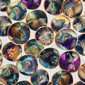 Può includere: Un motivo ripetuto di ritratti di gatti colorati in cornici circolari con bordi dorati. I gatti hanno vari colori di pelliccia, tra cui arancione, nero e blu, con occhi verdi. Lo sfondo è bianco chiaro e strutturato.