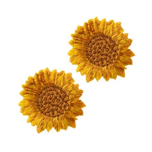 Peut inclure: Deux patchs brodés de tournesols jaunes. Les tournesols ont un centre brun et des pétales jaunes.