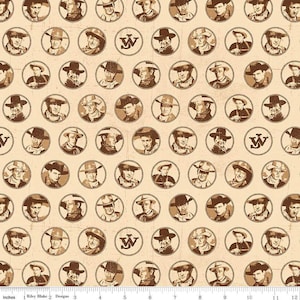 Könnte beinhalten: Beigefarbener Stoff mit einem sich wiederholenden Muster aus Sepia-farbenen Cowboy-Porträts in Kreisen, durchsetzt mit einem braunen "W"-Logo. Der Stoff hat ein Vintage-Western-Thema, ideal für Quilt- oder Bastelprojekte. Maße in cm.
