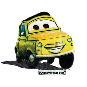 Può includere: Un'auto gialla dei cartoni animati con un viso sorridente. L'auto ha ruote nere e un tetto nero. L'auto è del film Cars della Disney Pixar. Il testo "Disney/Pixar Fiat" è stampato sotto l'auto.