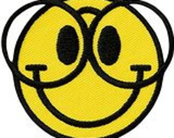 Puede incluir: Cara sonriente amarilla con contorno y ojos negros. La cara sonriente lleva dos pares de gafas de montura negra.