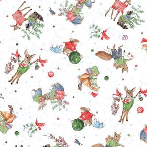 Op de afbeelding: Een witte achtergrond met een herhalend patroon van aquarel illustraties van bosdieren in feestelijke kleding. De dieren, waaronder herten, konijnen, eekhoorns en vossen, dragen truien, sjaals en cadeaus of ornamenten. Kerstthema.