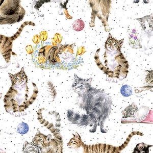 Könnte beinhalten: Ein sich wiederholendes Muster auf weißem Hintergrund mit Aquarellillustrationen von Katzen in verschiedenen Posen. Die Katzen sind in Braun-, Grau- und Orangetönen dargestellt, einige umgeben von Blumen und Wollknäueln. Schwarze Punkte sind verstreut.