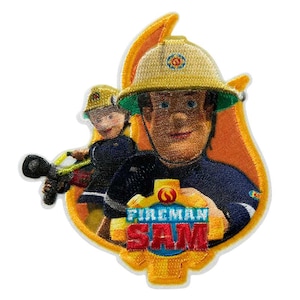 Può includere: Una toppa ricamata con Fireman Sam, un vigile del fuoco dei cartoni animati, con un camion dei pompieri rosso e il testo "Fireman Sam".