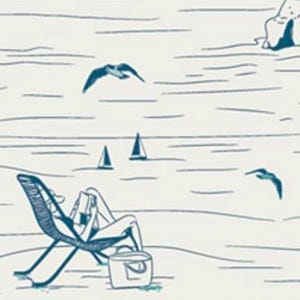 Detail des Algarve Shores Baumwollstoffs mit Schwimmerin im Liegestuhl, Meer, Möwen und Segelbooten.