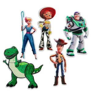 Könnte beinhalten: Fünf Bügelbilder mit Toy Story-Charakteren. Die Bügelbilder zeigen Woody, Buzz Lightyear, Jessie, Bo Peep und Rex. Die Bügelbilder sind farbenfroh und detailliert.