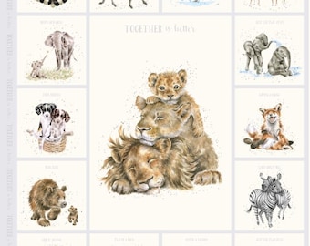 Op de afbeelding: Een stoffen paneel met een centrale illustratie van een leeuwenfamilie met de tekst Together is better, omringd door kleinere vierkanten met diverse dierenparen zoals wasberen, olifanten, zebra's en vossen in aquarel.