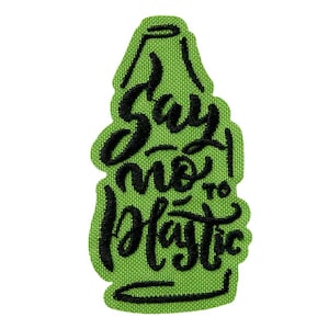 Könnte beinhalten: Grüner Stoff-Patch in Form einer Flasche mit dem Text "Say no to plastic" in schwarzer Stickerei.