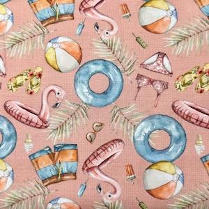 Könnte beinhalten: Ein sich wiederholendes Muster auf einem altrosa Hintergrund mit Aquarellillustrationen von rosa Flamingo-Schwimmringen, blauen Schwimmreifen, orange-weißen Strandbällen, Palmblättern, Flip-Flops, Bikini-Oberteilen und kleinen orangefarbenen Eis am Stiel.