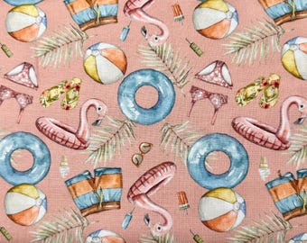 Op de afbeelding: Een herhalend patroon op een oudroze achtergrond met aquarelillustraties van roze flamingo zwembanden, blauwe zwembanden, oranje en witte strandballen, palmbladeren, slippers, bikini-tops en kleine oranje ijsjes op een stokje.