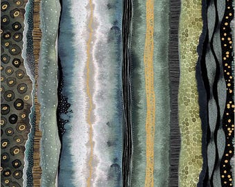 Op de afbeelding: Een textielstof met verticale banen in verschillende patronen en texturen in saliegroen, diepblauw, antraciet en goud. Het ontwerp bevat cirkelvormige motieven, fijne lijnen, aquarelachtige gradiënten en gestippelde accenten.