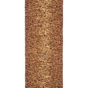 Może przedstawiać: Szpula metalicznej nici Gütermann w kolorze miedzianym. Szpula jest oznaczona nazwą marki i długością nici: 50 m - 55 yds/vgs.