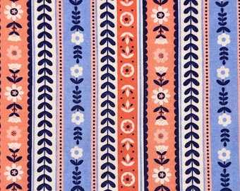 Op de afbeelding: Een stofpatroon met verticale strepen in afwisselende tinten koraal, lichtblauw en wit. Het ontwerp bevat herhalende donker marineblauwe motieven van kleine bloemen, bladeren en geometrische vormen gerangschikt in duidelijke kolommen.