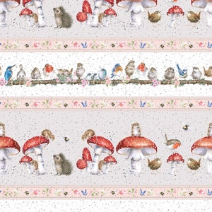 Peut inclure: Une illustration fantaisiste avec un motif répétitif de champignons rouges, de hérissons, d'oiseaux et d'abeilles. L'illustration est sur un fond gris clair avec une bordure rayée rose et blanche.