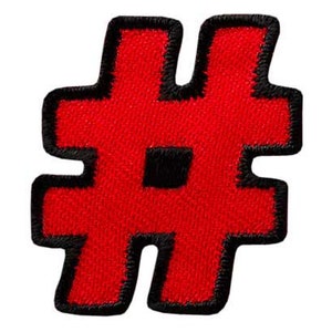 Può includere: Simbolo di hashtag in feltro rosso con contorno nero. L'hashtag è un simbolo popolare utilizzato sui social media.