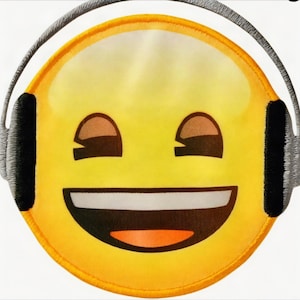 Könnte beinhalten: Ein kreisförmiger gelber Aufnäher mit einem lächelnden Emoji-Gesicht mit geschlossenen Augen und einem breiten Grinsen. Das Emoji trägt einen schwarzen Kopfhörer mit einem grauen Bügel, der sich über das gelbe Gesicht wölbt.