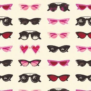 Può includere: Un motivo ripetuto di vari occhiali da sole in nero, rosa e rosso su sfondo crema. Gli occhiali da sole includono montature a occhi di gatto, rotonde e a forma di cuore. Il design è un mix di colori pieni e dettagli a fantasia.