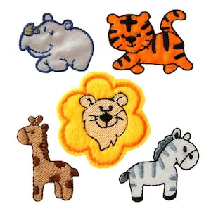 Könnte beinhalten: Fünf gestickte Bügelbilder mit verschiedenen Tieren: ein graues Nashorn, ein orange-schwarzer Tiger, ein gelber Löwe mit brauner Mähne, eine braune Giraffe und ein grau-weißes Zebra.