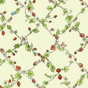 Può includere: Uno schema senza cuciture con delicati tralci verdi con fragole rosse, fiori bianchi e un piccolo topo marrone. Lo sfondo è giallo chiaro.