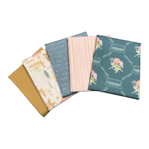 Könnte beinhalten: Eine Sammlung gefalteter Stoffquadrate in verschiedenen Mustern und Farben. Die Stoffe weisen Designs mit Schreibmaschinen, Blumen, Umschlägen und Federn auf. Zu den Farben gehören Teal, Rosa, Blau und Gold. Die Stoffe sind fächerförmig angeordnet.