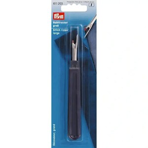 Può includere: Un taglia cuciture nero e argento con una punta rossa. Il taglia cuciture è confezionato su una carta blu e bianca con il testo "Nahttrenner groß Stitch ripper large" in nero.