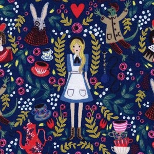 Coton Alice au Pays des Merveilles Métallisé, PAYS DES MERVEILLES, Chat du Cheshire, Coton et Acier, Maison de Cartes à Jouer, Lapin, Tissu, Tissu, 0,50 m