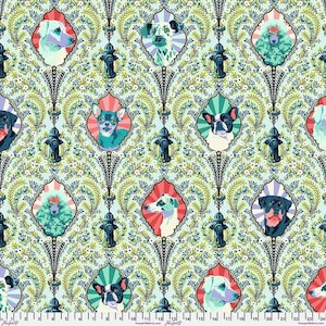 Könnte beinhalten: Ein blaugrüner Stoff mit einem sich wiederholenden Muster von Hunden in verschiedenen Posen. Die Hunde sind in dekorativen Bögen gerahmt und von grünem Laub umgeben. Der Stoff hat eine Vintage-Ästhetik.