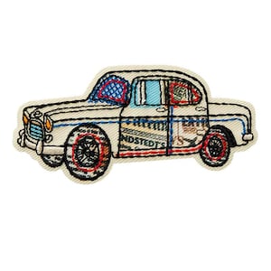 Könnte beinhalten: Ein weißes Oldtimer-Auto mit blauen, roten und schwarzen Details. Das Auto ist aus Stoff und hat ein gesticktes Design. Das Auto ist ein Patch oder eine Applikation.