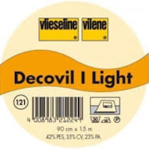 Könnte beinhalten: Eine Rolle Decovil I Light thermoklebbarer Einlage, ein weißer Stoff mit einem gelben Etikett. Das Etikett trägt die Aufschrift "Decovil I Light", "121", "90 cm x 15 m", "42% PES, 35% CV, 23% PA" und einen Barcode. Das Etikett zeigt auch ein Bügeleisen-Symbol mit einem Kreis darum.