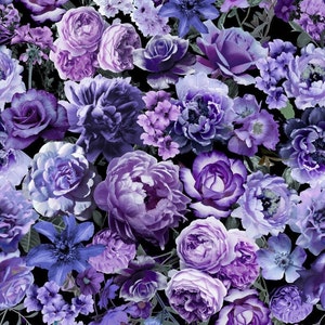 Peut inclure: Un motif sans couture composé de fleurs violettes et bleues, dont des roses, des pivoines et d'autres fleurs. Les fleurs sont disposées en un motif dense et superposé sur un fond violet foncé.
