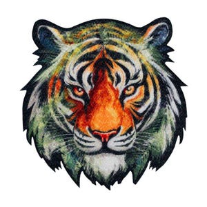 Könnte beinhalten: Ein Stoffaufnäher mit einer detaillierten Illustration eines Tigerkopfes. Das Design zeigt leuchtende orangefarbene, schwarze und gedämpfte grüne Töne mit einer strukturierten Optik. Der Tiger hat stechende bernsteinfarbene Augen.