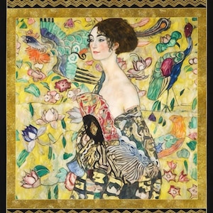 Op de afbeelding: Een rechthoekige wandkunstprint met een centraal portret van een persoon met donker haar die een waaier met patronen vasthoudt. De achtergrond is een levendig geel veld vol kleurrijke bloemen, vogels en pauwen, omlijst door zwarte en gouden chevronranden.