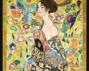 Op de afbeelding: Een rechthoekige wandkunstprint met een centraal portret van een persoon met donker haar die een waaier met patronen vasthoudt. De achtergrond is een levendig geel veld vol kleurrijke bloemen, vogels en pauwen, omlijst door zwarte en gouden chevronranden.