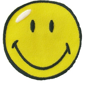 Può includere: Un viso sorridente giallo con contorno nero e una linea bianca cucita sopra gli occhi. Il viso sorridente è ricamato su una toppa di tessuto.