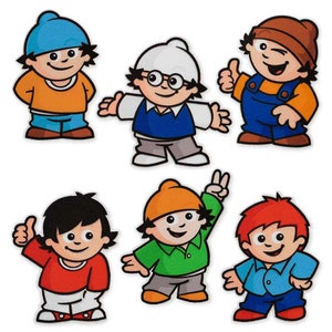 Può includere: Sei personaggi dei cartoni animati con cappelli e vestiti di diversi colori. I personaggi sorridono tutti e hanno espressioni diverse.