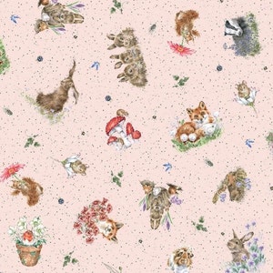 Può includere: Uno sfondo rosa con un motivo ripetuto di animali del bosco e fiori. Gli animali includono una volpe, un tasso, uno scoiattolo, un coniglio, un riccio e un uccello. I fiori sono in tonalità di rosa, viola e bianco.