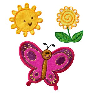 Op de afbeelding: Drie geborduurde strijkpatches met een gele zon met een glimlachend gezicht, een gele bloem met groene bladeren en een roze vlinder met bruine vleugels en een glimlachend gezicht.