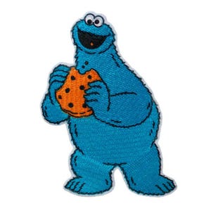 Può includere: Toppa ricamata raffigurante il Cookie Monster di Sesame Street. Il mostro blu tiene in mano un grande biscotto arancione con gocce di cioccolato. La toppa ha un bordo bianco ed è progettata per essere applicata su abbigliamento o accessori.