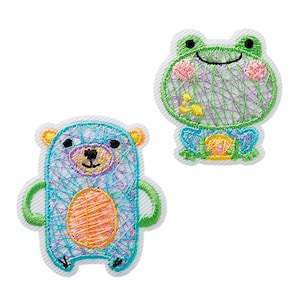 Könnte beinhalten: Zwei bunte gestickte Bügelbilder, eines mit einem blauen Bären und eines mit einem grünen Frosch. Beide Patches haben einen weißen Hintergrund und sind grün umrandet.