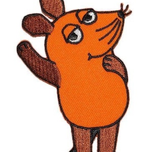 Könnte beinhalten: Eine orangefarbene gestickte Maus mit braunen Ohren und einem braunen Schwanz. Die Maus steht auf ihren Hinterbeinen und hat einen überraschten Gesichtsausdruck.