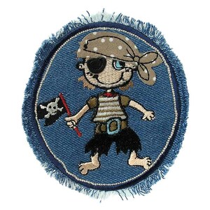 Könnte beinhalten: Ein blauer Jeans-Patch mit einem Cartoon-Piraten, der eine Totenkopf-Flagge hält. Der Pirat trägt ein braunes und weiß gestreiftes Hemd, ein braunes Bandana mit weißen Punkten und eine Augenklappe.