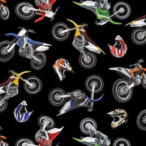 Può includere: Uno sfondo nero con un motivo ripetuto di moto da cross e caschi. Le moto da cross sono di vari colori, tra cui rosso, bianco, blu, giallo e verde. I caschi sono di vari colori, tra cui rosso, blu, giallo e nero.