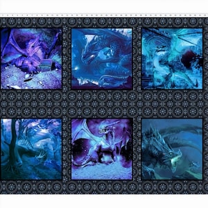 Pode incluir: Um painel de tecido com seis ilustrações quadradas distintas de dragões em tons de azul e roxo. As cenas dos dragões são separadas por um padrão de fundo escuro de motivos florais circulares repetidos em preto e branco.