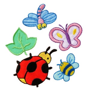 Könnte beinhalten: Fünf bunte, gestickte Bügelbilder mit einem Marienkäfer, einer Biene, einem Schmetterling, einer Libelle und einem grünen Blatt.
