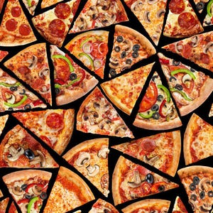 Op de afbeelding: Een verscheidenheid aan pizzapunten met verschillende toppings, waaronder pepperoni, champignons, paprika's en kaas. De punten zijn willekeurig gerangschikt op een zwarte achtergrond.