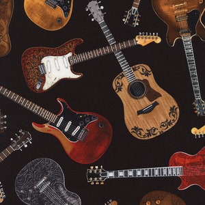 Könnte beinhalten: Stoffmuster mit verschiedenen Gitarren in Braun-, Rot- und Schwarztönen. Das Design umfasst sowohl E-Gitarren als auch Akustikgitarren mit detaillierten Mustern. Der Hintergrund ist einfarbig schwarz und bildet einen starken Kontrast.